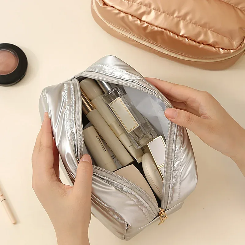 sac de maquillage haut de gamme doré, sac de rangement multifonctionnel argenté, sac de toilette portable de grande capacité pour une utilisation en extérieur