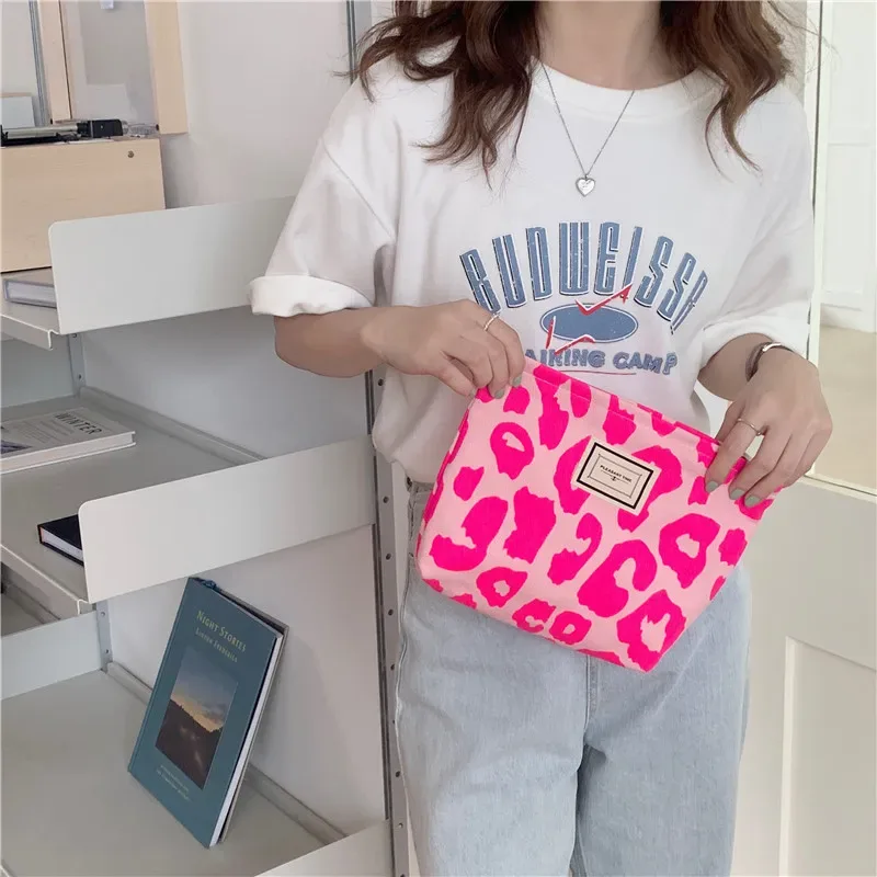 Sac à cosmétiques imprimé léopard rose pour femmes, petite pochette rétro pour dames, sacs à main de voyage, sacs de rangement pour crayons d'écolière