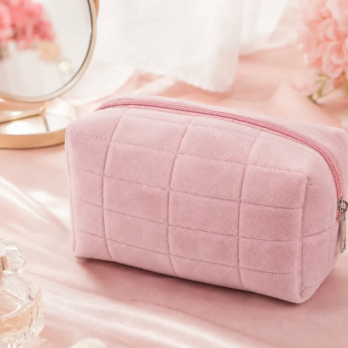 sac de maquillage matelassé en peluche douce, grande capacité, pochette cosmétique portable à fermeture éclair, sac de rangement pour articles de toilette et de soin de la peau pour voyage.
