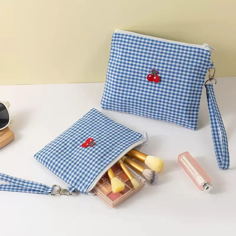 1 pièce Trousse de maquillage et de toilette de voyage en toile brodée motif cerise, motif quadrillé rouge, pour fille, avec fermeture éclair