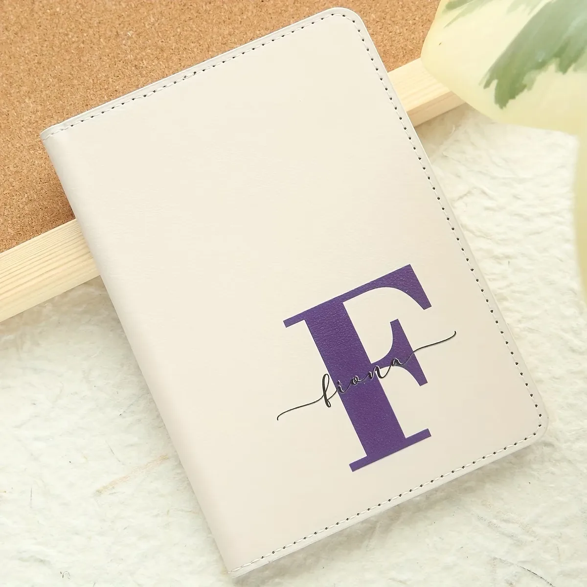 1 couverture de passeport personnalisée avec nom et initiales sur mesure, design monogramme élégant, porte-documents coloré avec initiales.