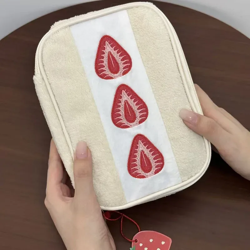 trousse de maquillage en peluche brodé fraise, sac de rangement multifonctionnel pour femme, sac à haute valeur esthétique