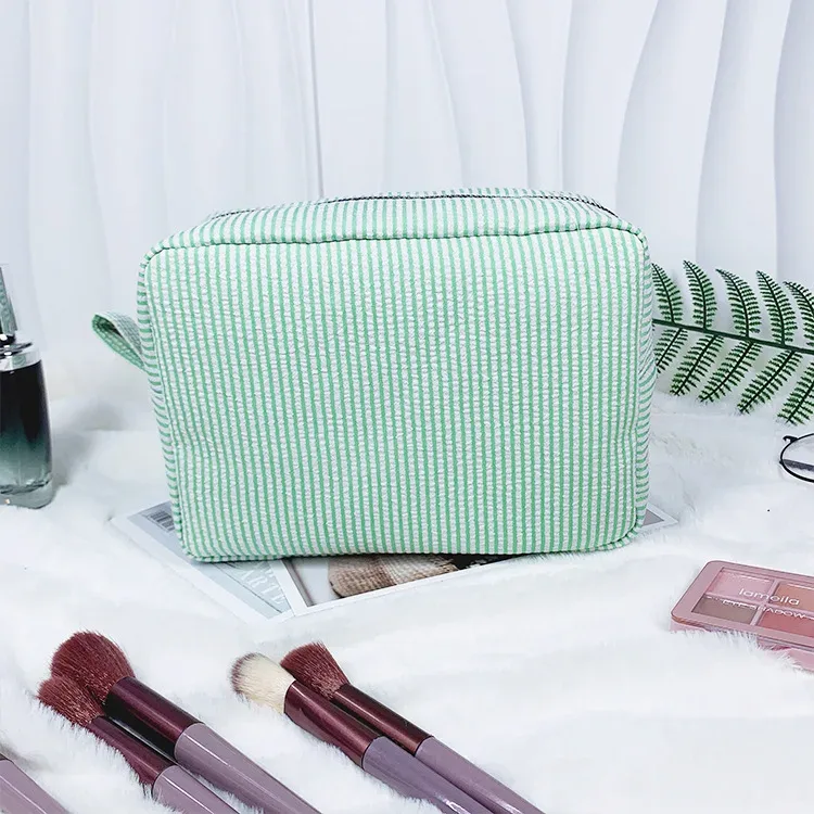 trousse de toilette brodée sur mesure, pochette cosmétique personnalisée en seersucker rayé, organiseur de voyage couleur bonbon, cadeaux pour demoiselles d'honneur