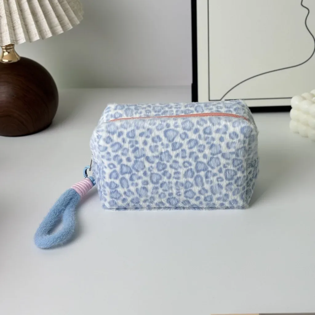 sac à cosmétiques imprimé léopard, sac de rangement compact et portable pour voyage, trousse à cosmétiques unisexe, trousse de toilette tendance en polyester pelucheux