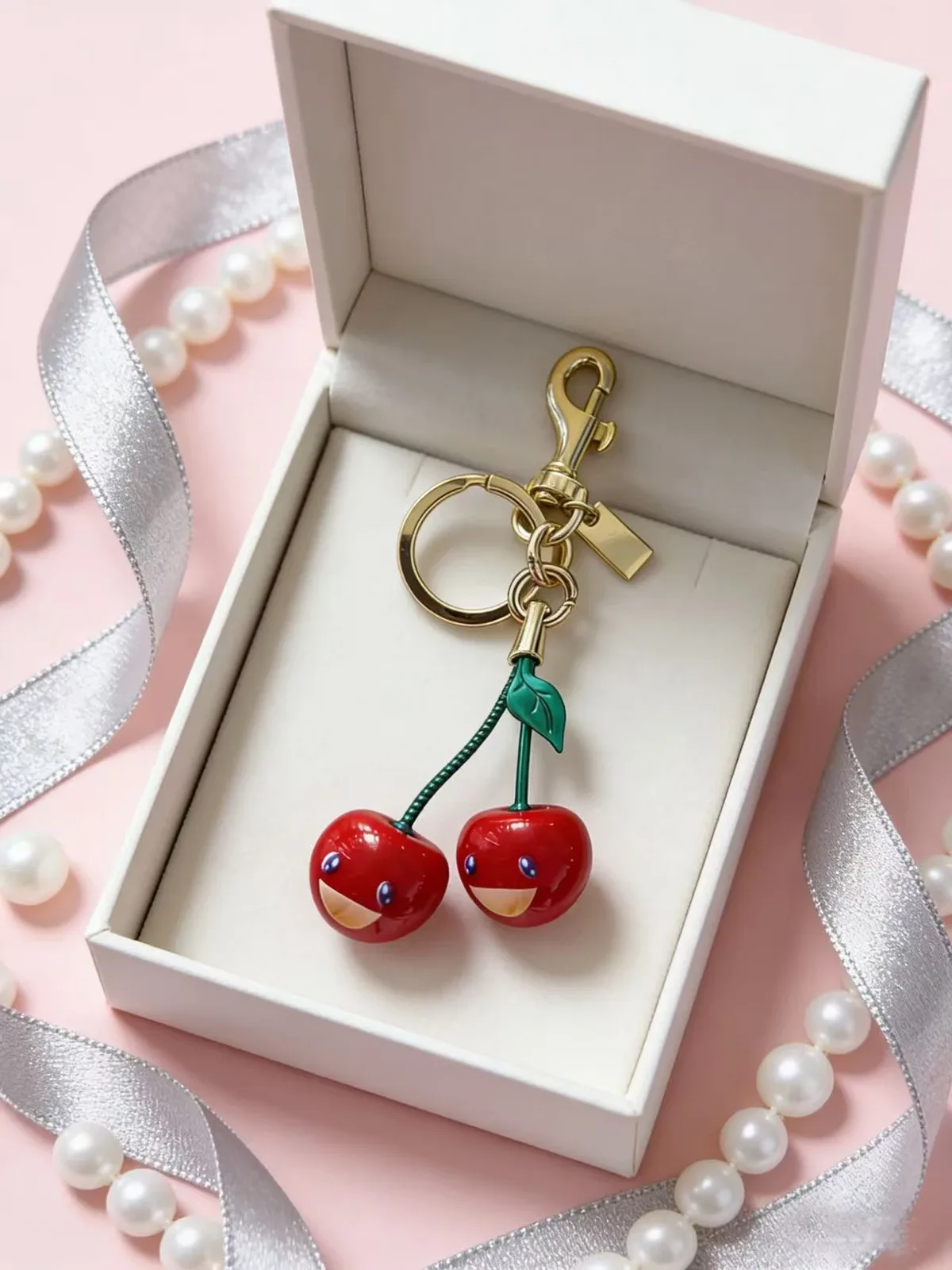 porte-clés cerise souriant mignon – breloque pour sac de fruits rouge et vert avec boucle dorée, pendentif en résine durable pour sac à main et sac à dos pour femme
