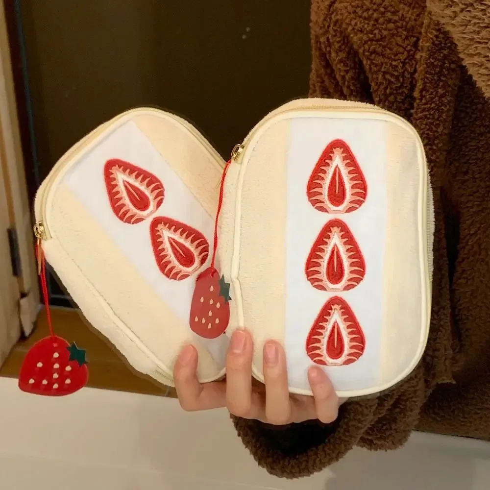 sac de maquillage en peluche fraise de grande capacité, porte-monnaie à fermeture éclair, sac à cosmétiques mignon, trousse à crayons multifonctionnelle, trousse de toilette de voyage