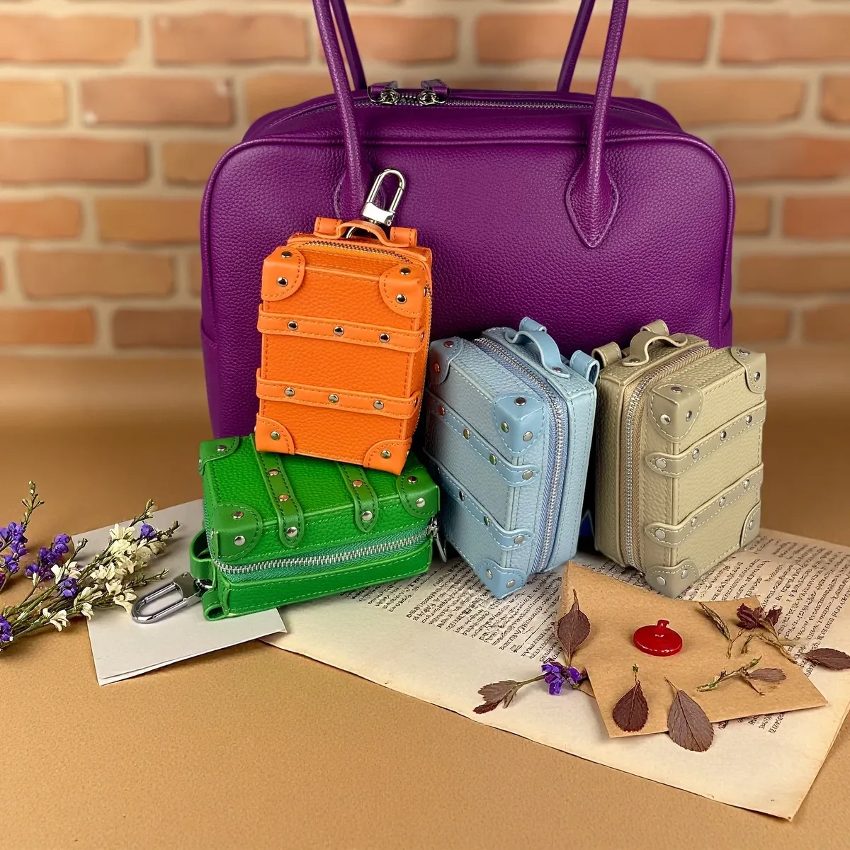 mini breloque de sac porte-clés de valise de luxe en cuir véritable – pendentif de coffre clouté avec rangement (écouteurs, clés, rouge à lèvres, pièces de monnaie)