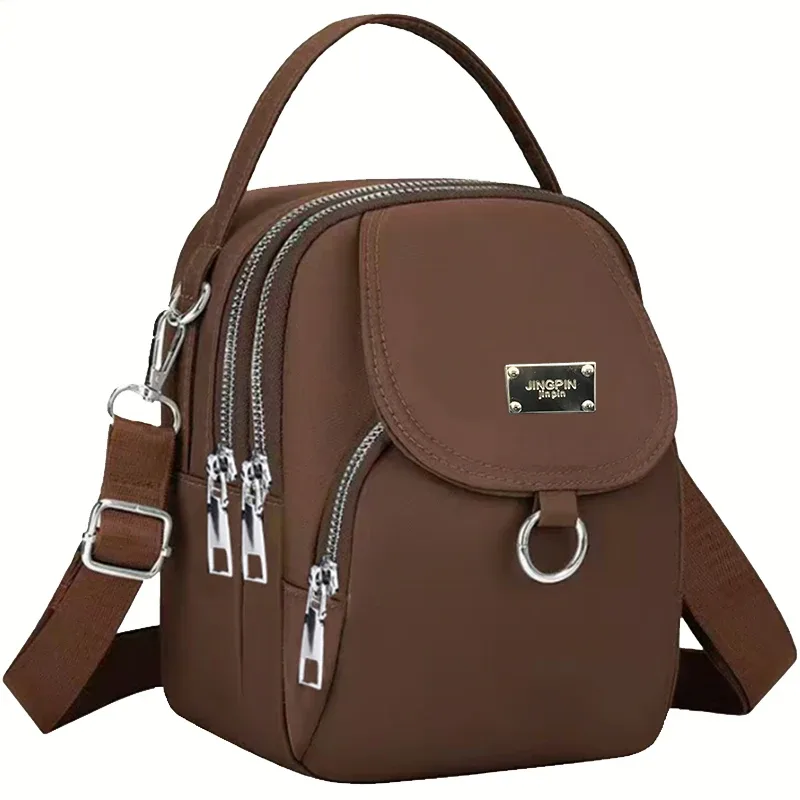 sac à dos pour enfants avec bandoulière réglable, adapté aux voyages et aux sorties. il possède plusieurs poches.