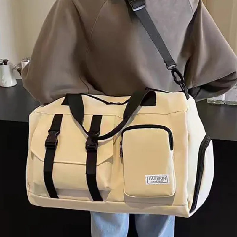 le sac à dos de couleur neutre pour hommes et femmes convient aux voyages et peut être porté à la main ou porté sur l'épaule.