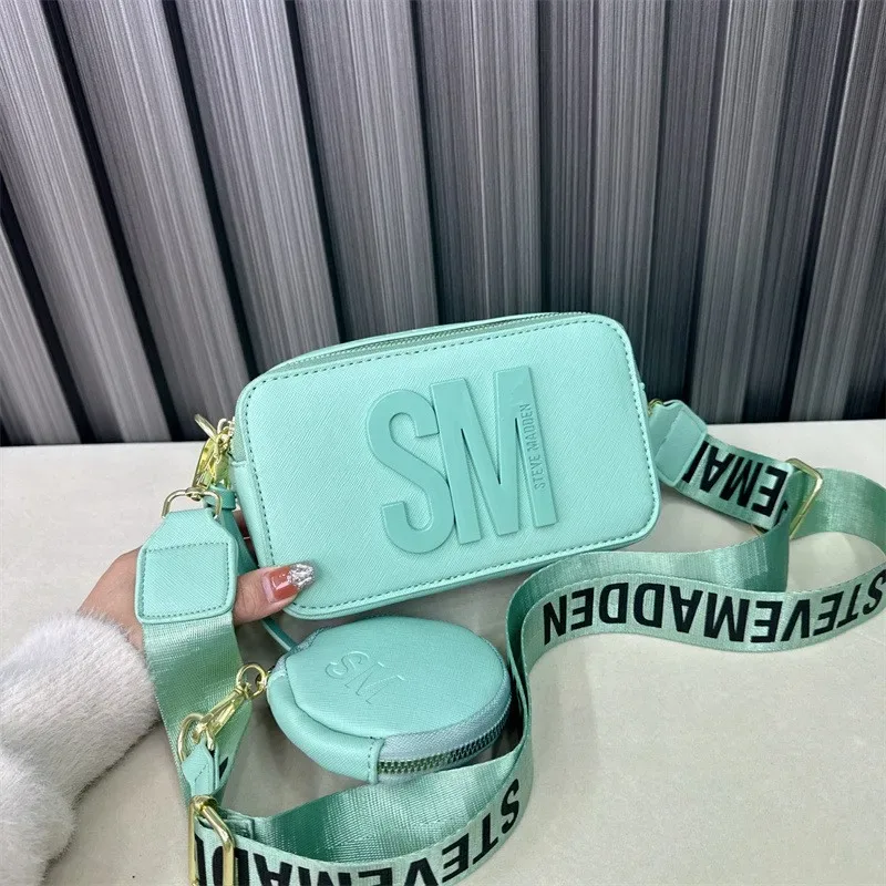 sac à bandoulière carré petit format steve madden, sac à appareil photo tendance, sac à bandoulière simple et élégant.