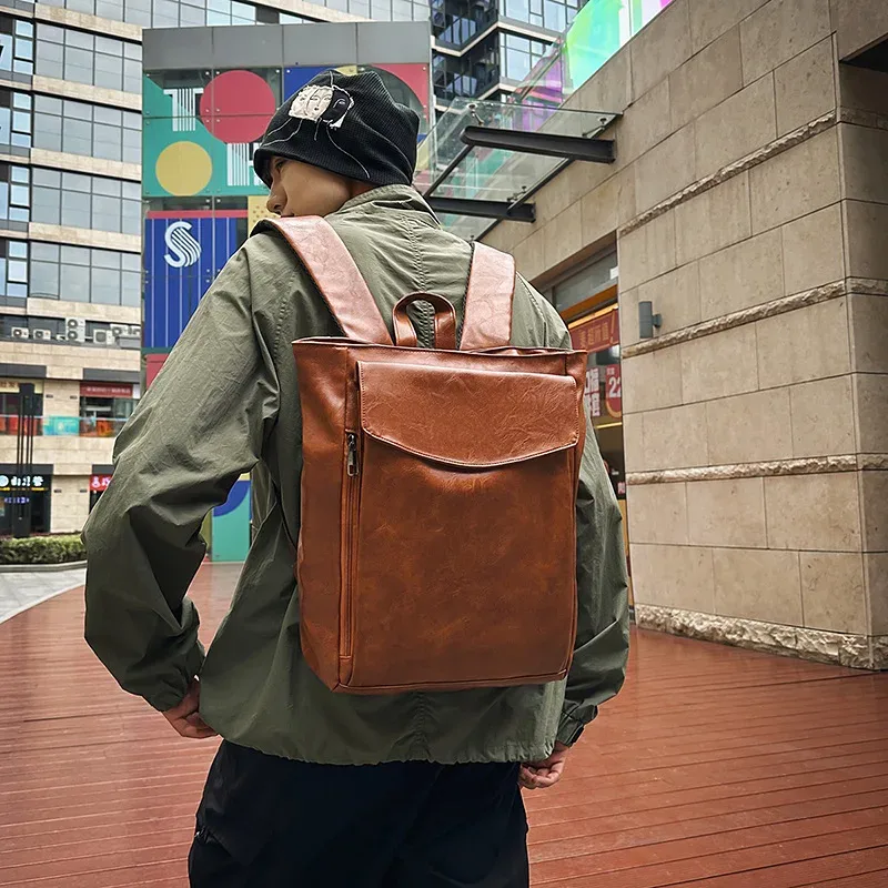 Nouveau sac à bandoulière pour hommes, tendance européenne et américaine, sac d'ordinateur rétro souple et décontracté, sac de mode street joker pour étudiants.