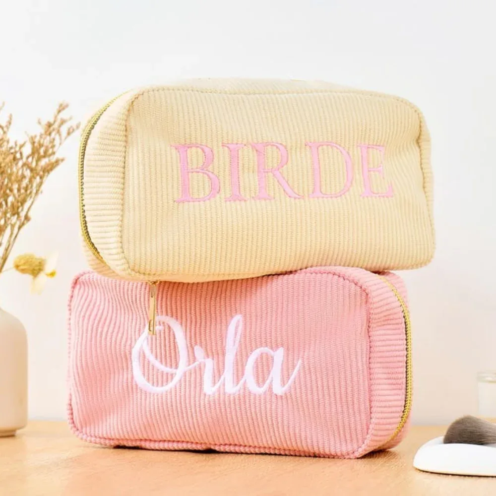 pochette à maquillage en velours côtelé brodée avec un nom personnalisé, sac cosmétique pour femmes, pochette de beauté, cadeau parfait pour une demoiselle d'honneur pour une célébration de mariage