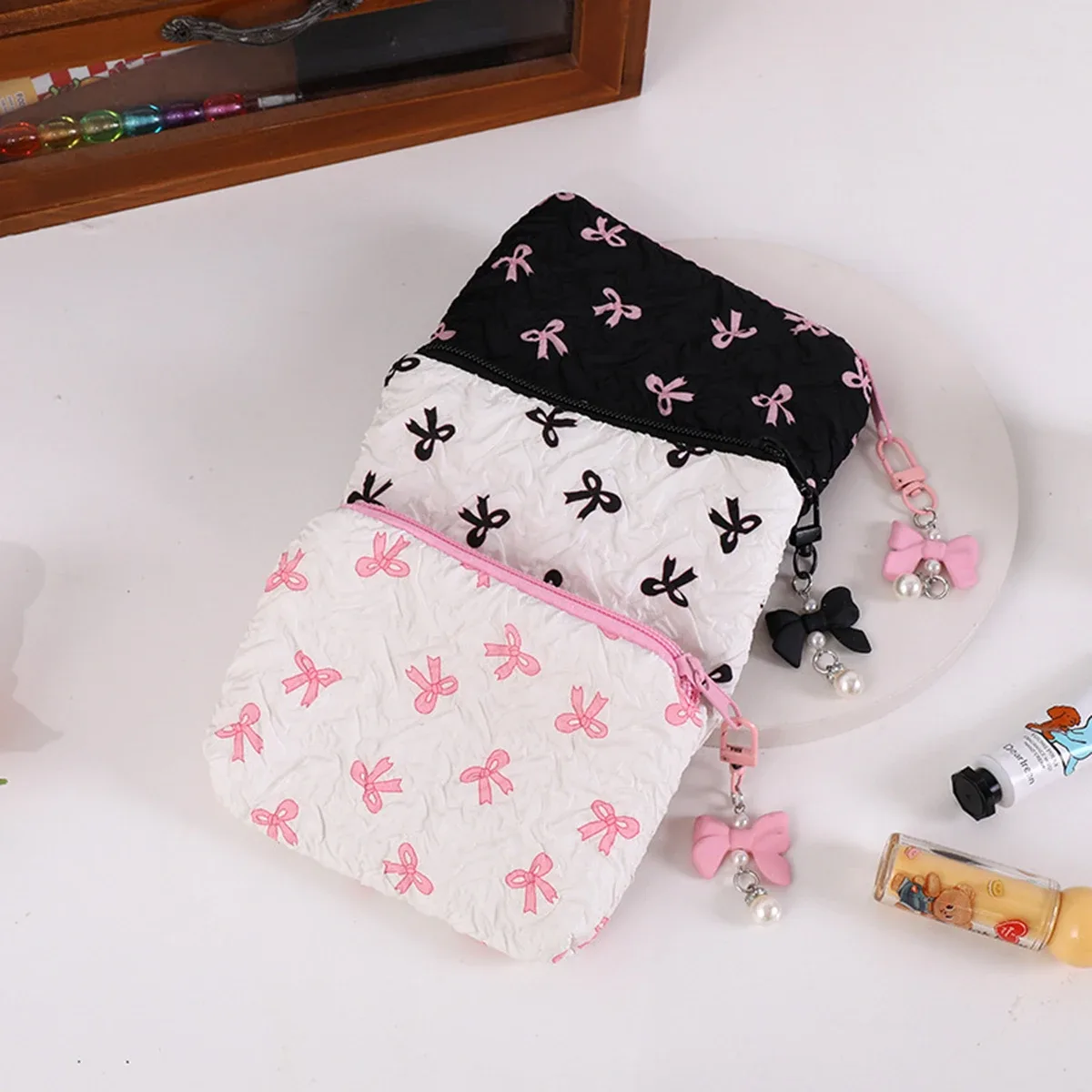 Pochette cosmétique plissée avec nœud | Pochette de maquillage en coton pour femmes, matelassée, de voyage, organiseur de maquillage pour filles, petite pochette à nœud portable
