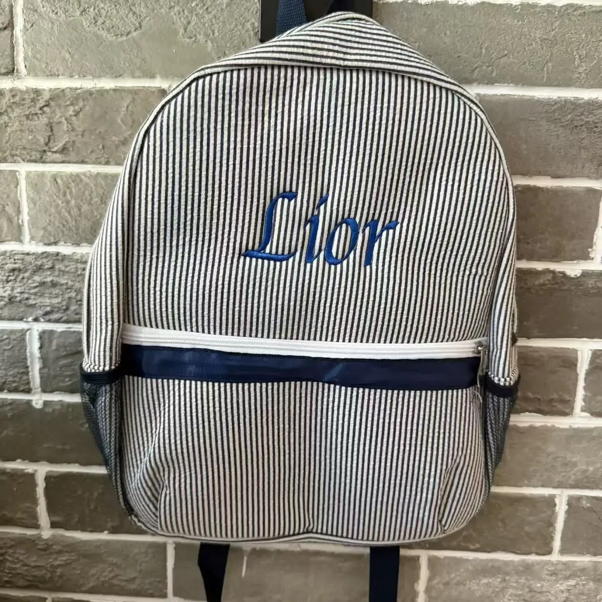 sac à dos seersucker monogrammé avec nom personnalisé, couleur bonbon brodée avec n'importe quel nom, sac de livre seersucker, sacs cadeaux uniques pour enfants