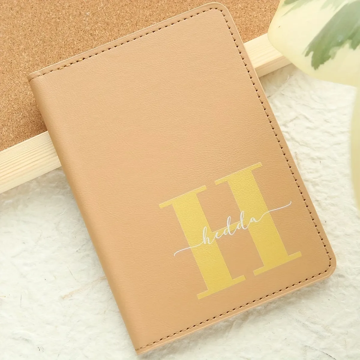 1 couverture de passeport personnalisée avec nom et initiales sur mesure, design monogramme élégant, porte-documents coloré avec initiales.