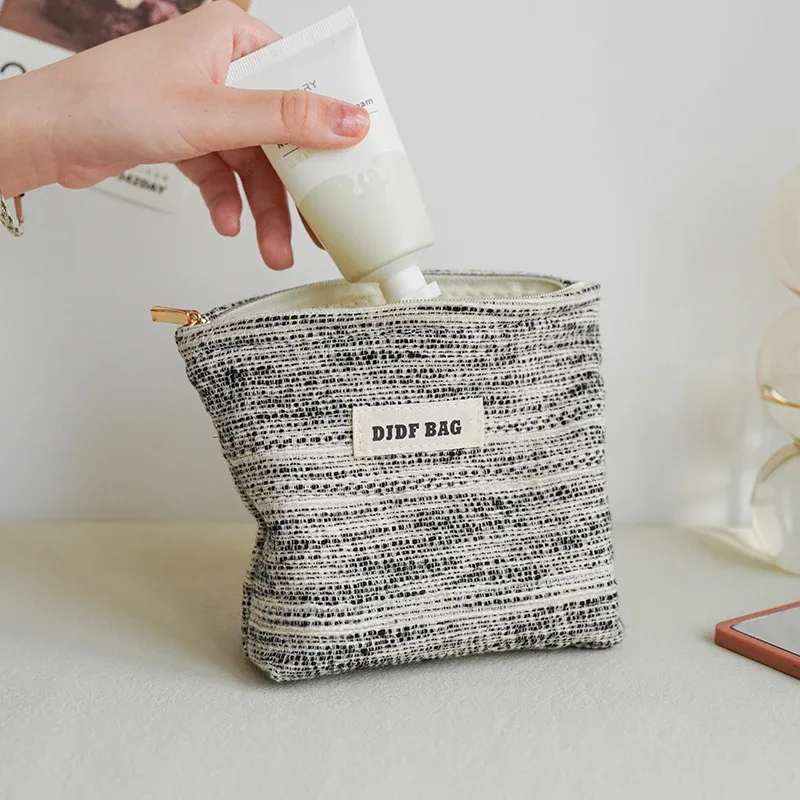 djdf – petit sac de maquillage pour femmes, ligne noir et blanc, sac de rangement de serviettes hygiéniques portables en toile avec fermeture éclair, porte-monnaie simple à main