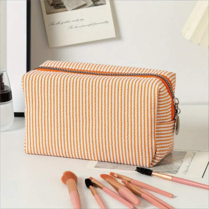 pochette cosmétique en seersucker brodée, sac de rangement et de toilette, pochette de toilette personnalisée à rayures monogramme, trousse de maquillage pour demoiselle d'honneur