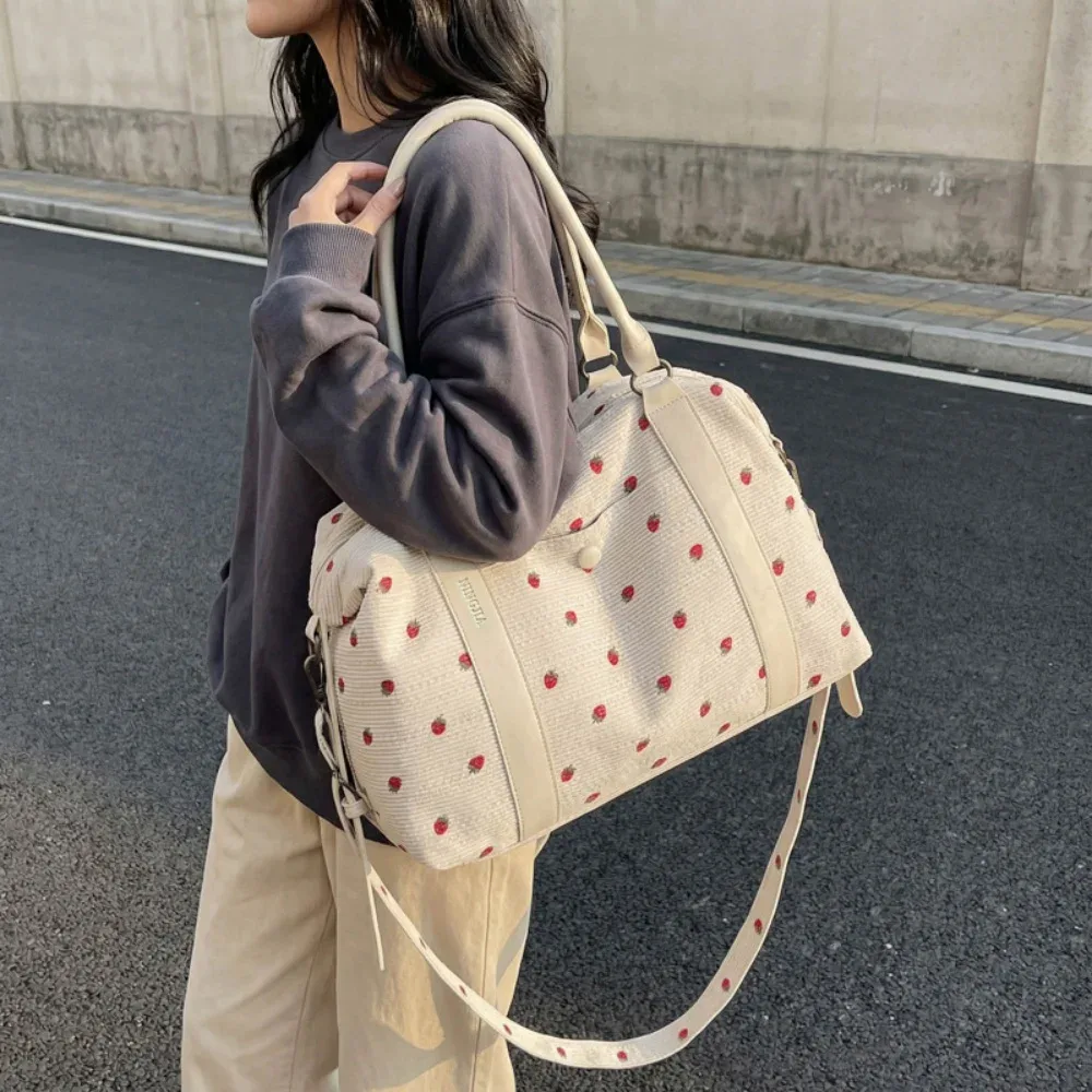 sac de voyage en velours côtelé imprimé fraises pour femme, grande capacité, avec compartiment humide/sec, idéal pour le week-end, le sport ou les vacances