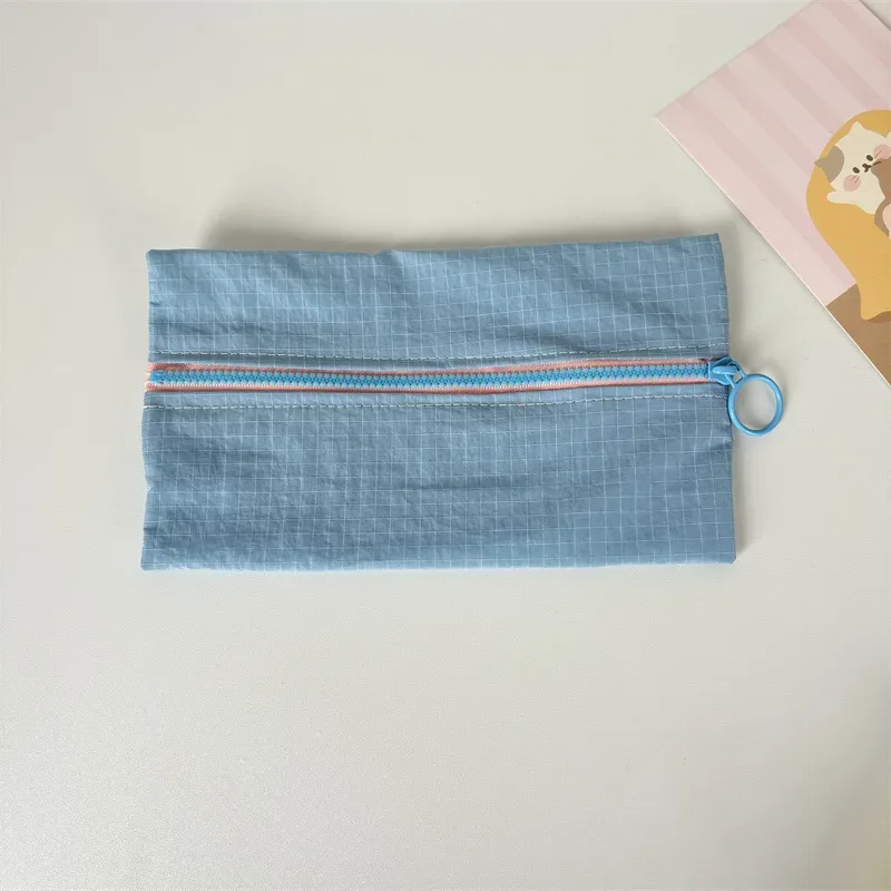 porte-monnaie zippé portable simple avec logo personnalisé, grande capacité, sacs cosmétiques à carreaux pour femmes, trousse à crayons fine et tendance