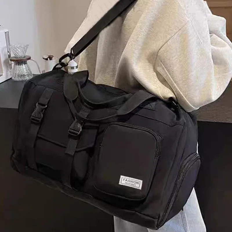 le sac à dos de couleur neutre pour hommes et femmes convient aux voyages et peut être porté à la main ou porté sur l'épaule.