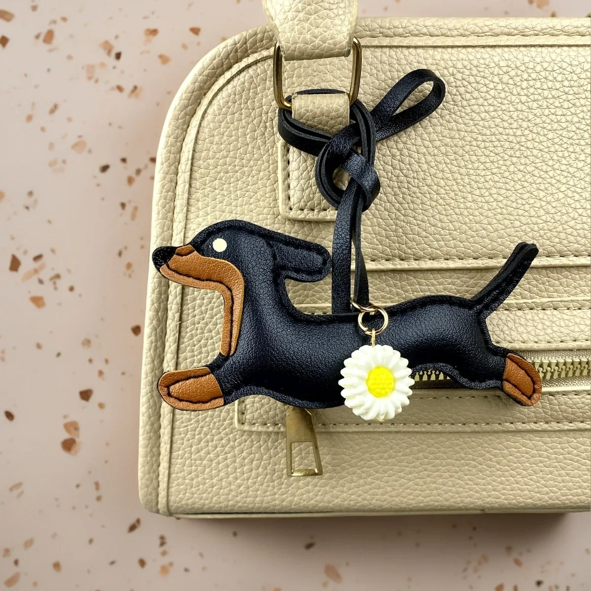 porte-clés teckel en similicuir, breloque pour sac en forme de chiot avec fleur de marguerite - accessoires pour sac à main et sac à dos, cadeau pour les amoureux des chiens