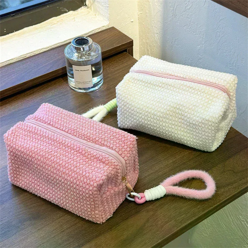 nouvelle trousse de maquillage grande capacité en peluche couleur bonbon style ins pour fille, sac de toilette portable de voyage, petit rangement à main 2026
