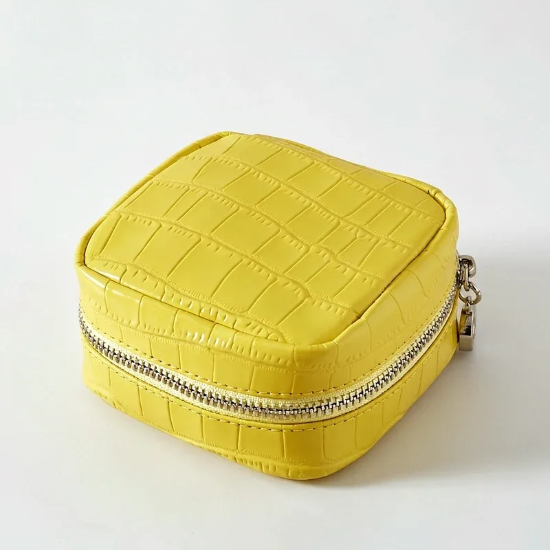 pochette de maquillage mini personnalisable avec initiales en cuir de vachette motif crocodile pour femmes, sacs à main de luxe de créateur, nouveauté 2026, organisateur de voyage