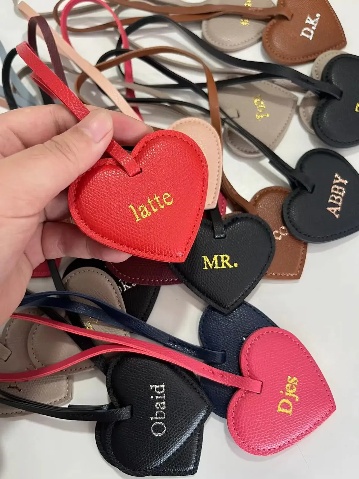 pendentif sac à main en cuir pu pêche personnalisé avec initiales gratuites pour femme, breloque porte-clés de haute qualité noir, cadeau pour l'école, décoration de sac à dos
