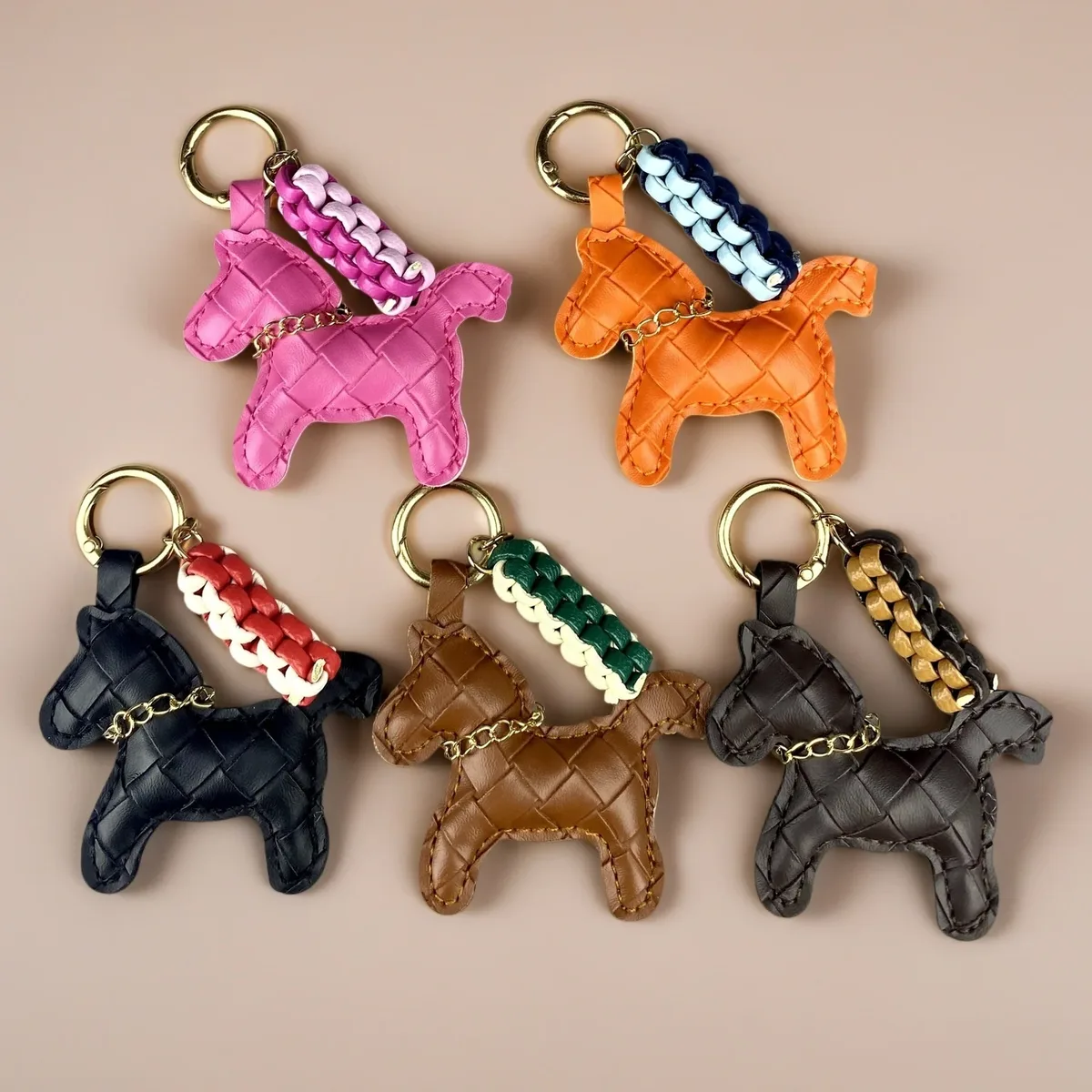Porte-clés mignon en cuir PU et breloque de sac en cuir tressé - Breloque de sac mini cheval pour sac à main, sac à dos, clés de voiture - Pendentif animal - Cadeau