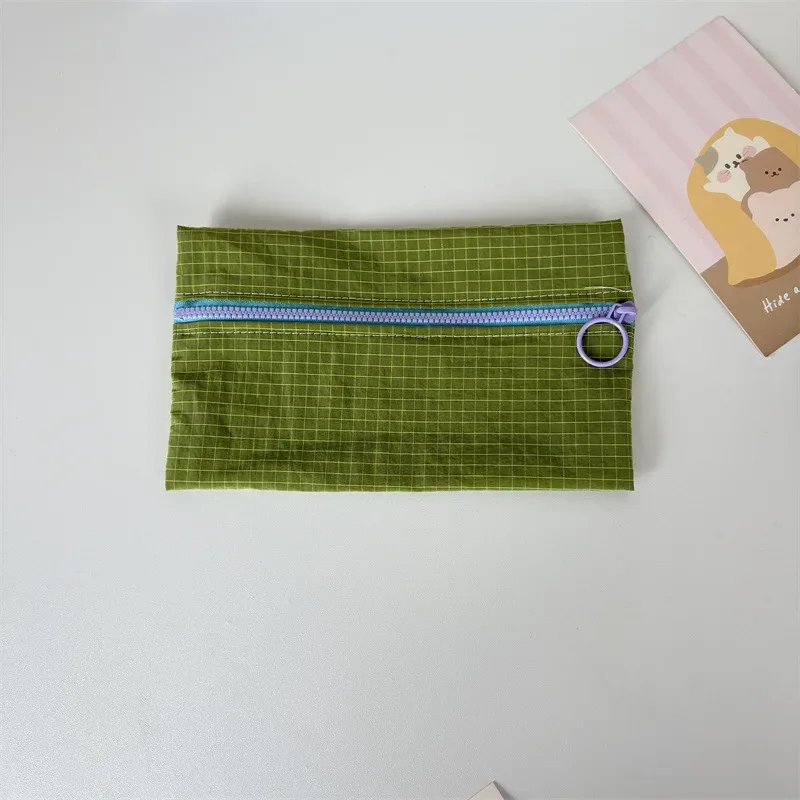 porte-monnaie zippé portable simple avec logo personnalisé, grande capacité, sacs cosmétiques à carreaux pour femmes, trousse à crayons fine et tendance