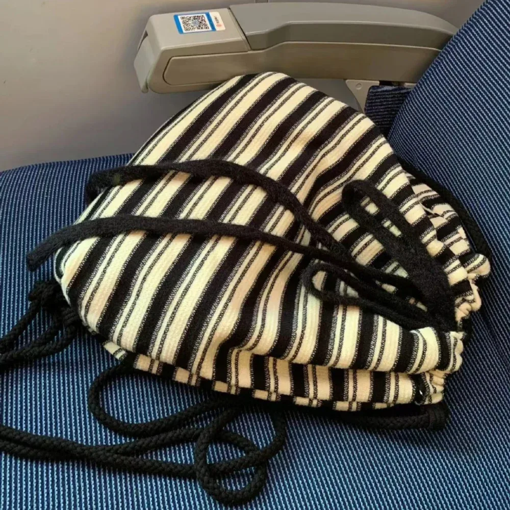 sac à dos rayé de loisirs de haute qualité, contrastant, souple, avec cordon de serrage, simple, blanc et noir, pour les trajets quotidiens et les étudiants