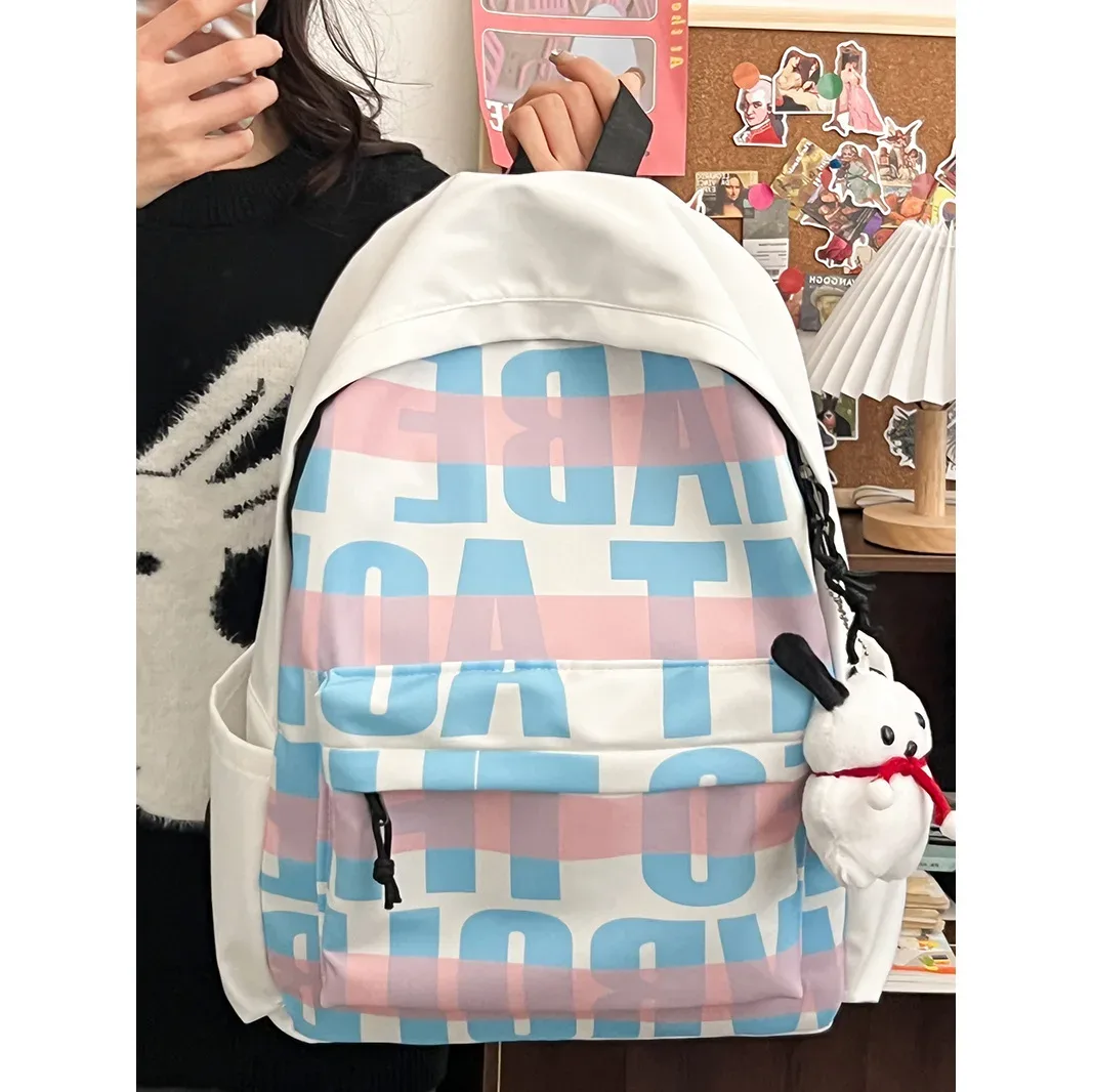 Sac à dos blanc minimaliste pour femme, durable et décontracté, avec imprimé lettres et détail breloque chien