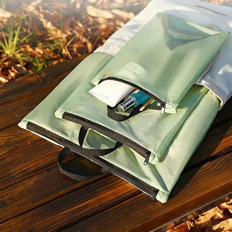 ensemble de trois sacs de rangement de voyage minimalistes et modernes, un organisateur de bagages essentiel et un organisateur de garde-robe/sous-vêtements.