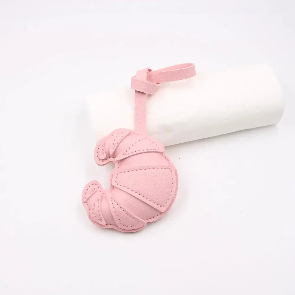 porte-clés à breloques en croissant en cuir fait à la main pour femmes, pendentif de sac à dos de nourriture mignon, cadeau de bijoux pour couple et ami