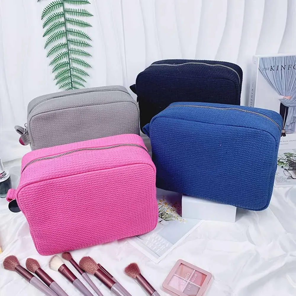 trousse de toilette personnalisée en tissu gaufré : pochette de toilette monogrammée | organisateur de voyage avec nom brodé | cadeau pour une future mariée