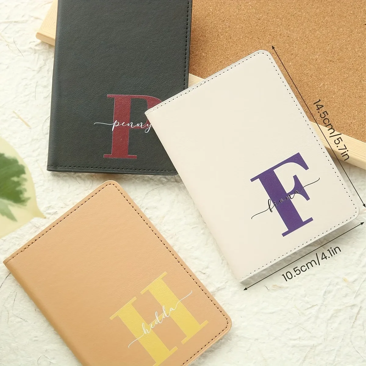 1 couverture de passeport personnalisée avec nom et initiales sur mesure, design monogramme élégant, porte-documents coloré avec initiales.