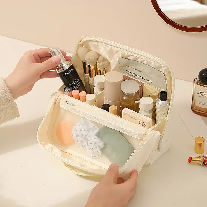 la trousse de maquillage structurée en taslan est un indispensable de voyage pour la femme sophistiquée, fabriquée en tissu taslan, elle n'est pas facile à nettoyer.