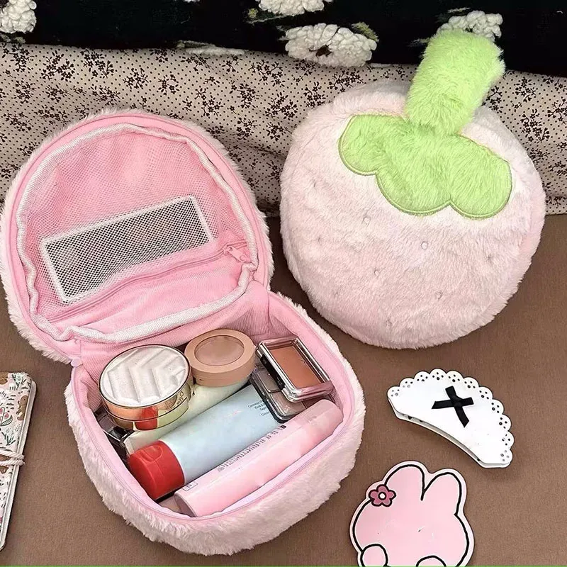 trousse de maquillage en peluche fraise, jolie trousse de voyage de grande capacité, pochette de toilette avec poignée, organisateur de rangement de brosses pour filles