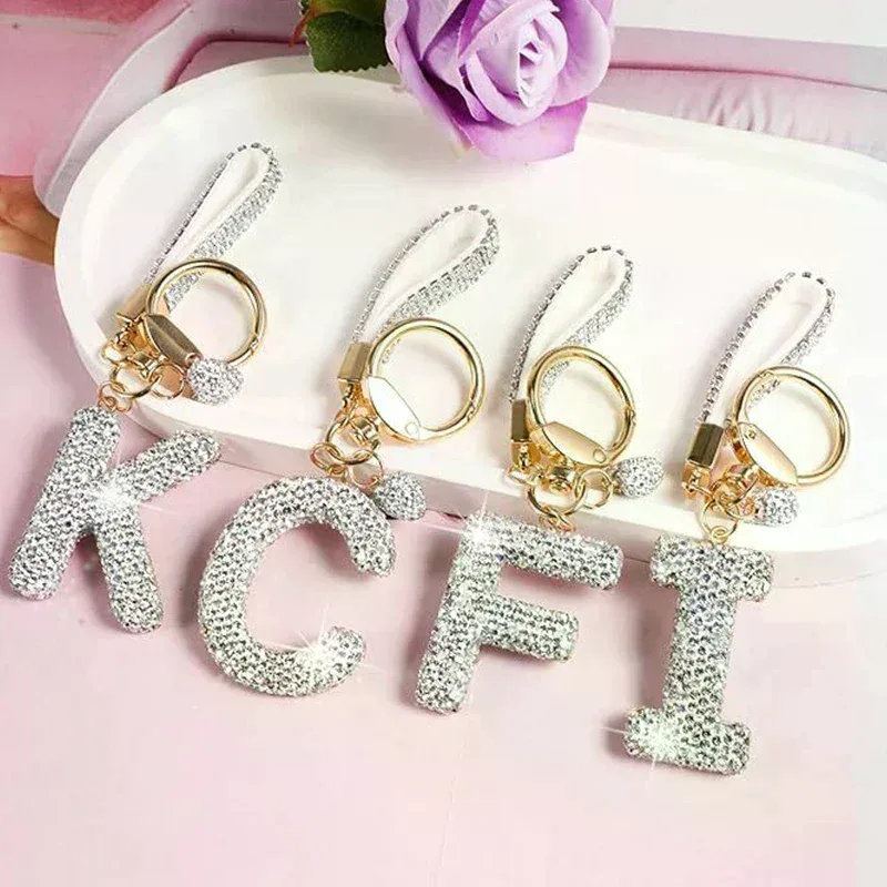 porte-clés avec lettres blanches brillantes, alphabet a-z pour porte-clés de voiture/sac à dos et cadeau avec lanière ajoutée
