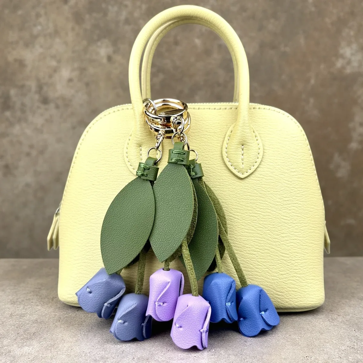 breloque de sac en cuir pu souple 8 couleurs – accessoire floral élégant à suspendre avec anneau métallique, motif de fleur réaliste pour sac à dos