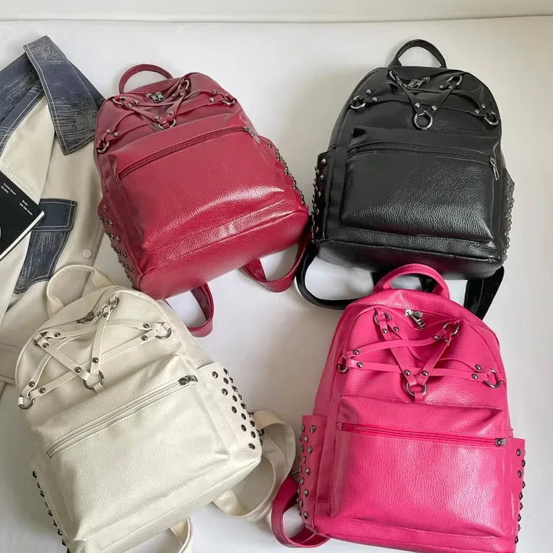 sac à dos de voyage unisexe à grande capacité avec rivets décoratifs, fermeture éclair et plusieurs poches, idéal pour les étudiants, les écoliers et les ordinateurs portables.
