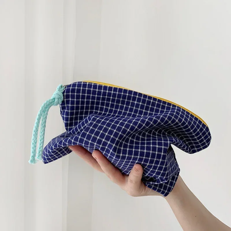 djdf – petite trousse de maquillage classique à carreaux, portable pour les sorties, étui à stylos multifonctionnel de grande capacité avec contraste de couleurs rétro