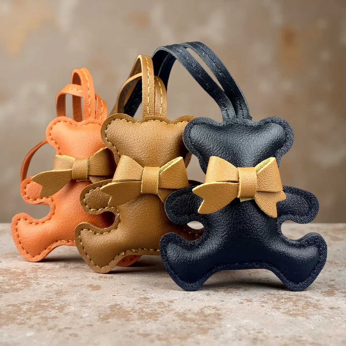 mignon charme en cuir pu en forme d'ours, adorable pose de câlin avec un petit nœud, pendentif animal pour sacs à main et sacs à dos, cadeau pour femmes