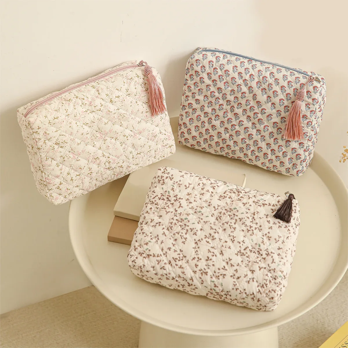 trousse de voyage matelassée florale pour femme avec fermeture éclair, grande capacité, pochette à crayons pour les voyages, le travail et le quotidien