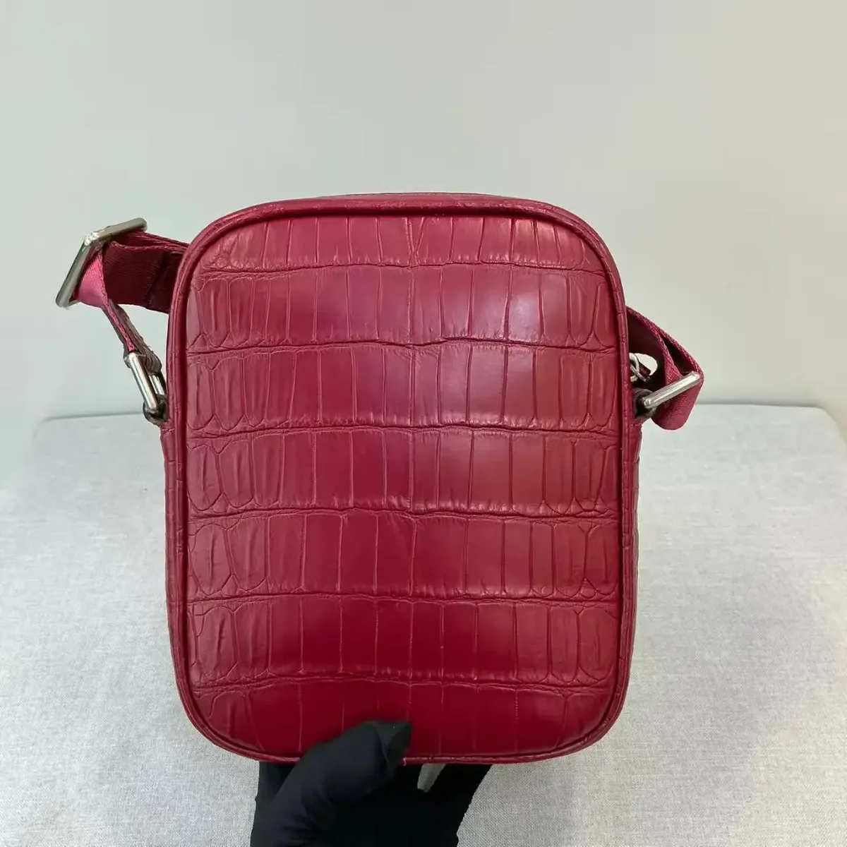 haut de gamme qualité véritable/réel 100% peau de crocodile hommes sac à bandoulière petite taille taille/épaule hommes sac rouge noir couleur