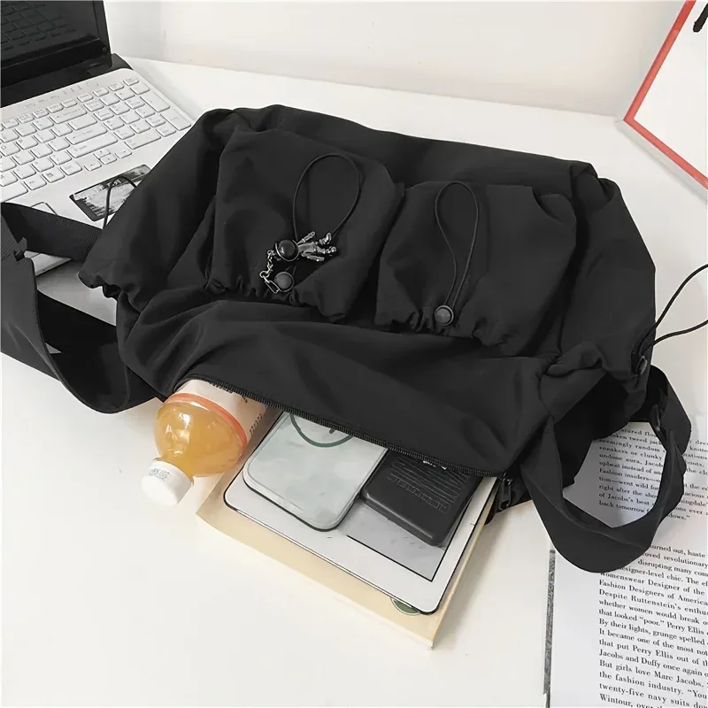 sac bandoulière tendance avec accent cordon de serrage - fermeture éclair spacieuse et sécurisée - comprend un élégant porte-clés pour sac