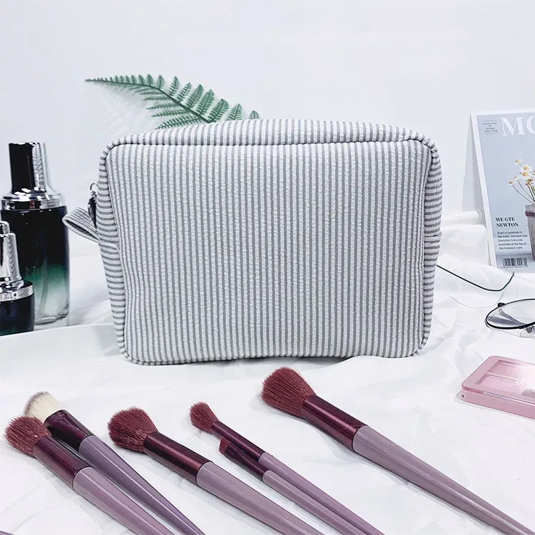 trousse de toilette brodée sur mesure, pochette cosmétique personnalisée en seersucker rayé, organiseur de voyage couleur bonbon, cadeaux pour demoiselles d'honneur