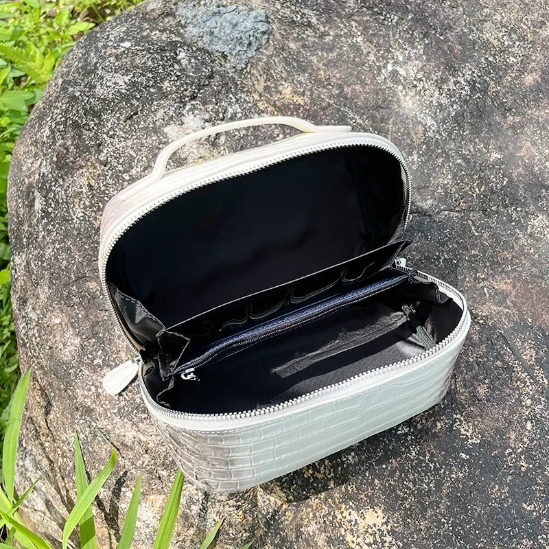 sac de maquillage en cuir véritable à motif crocodile pour femmes, nouveau sac de toilette de luxe en cuir de vache de l'himalaya, sac de rangement cosmétique de voyage