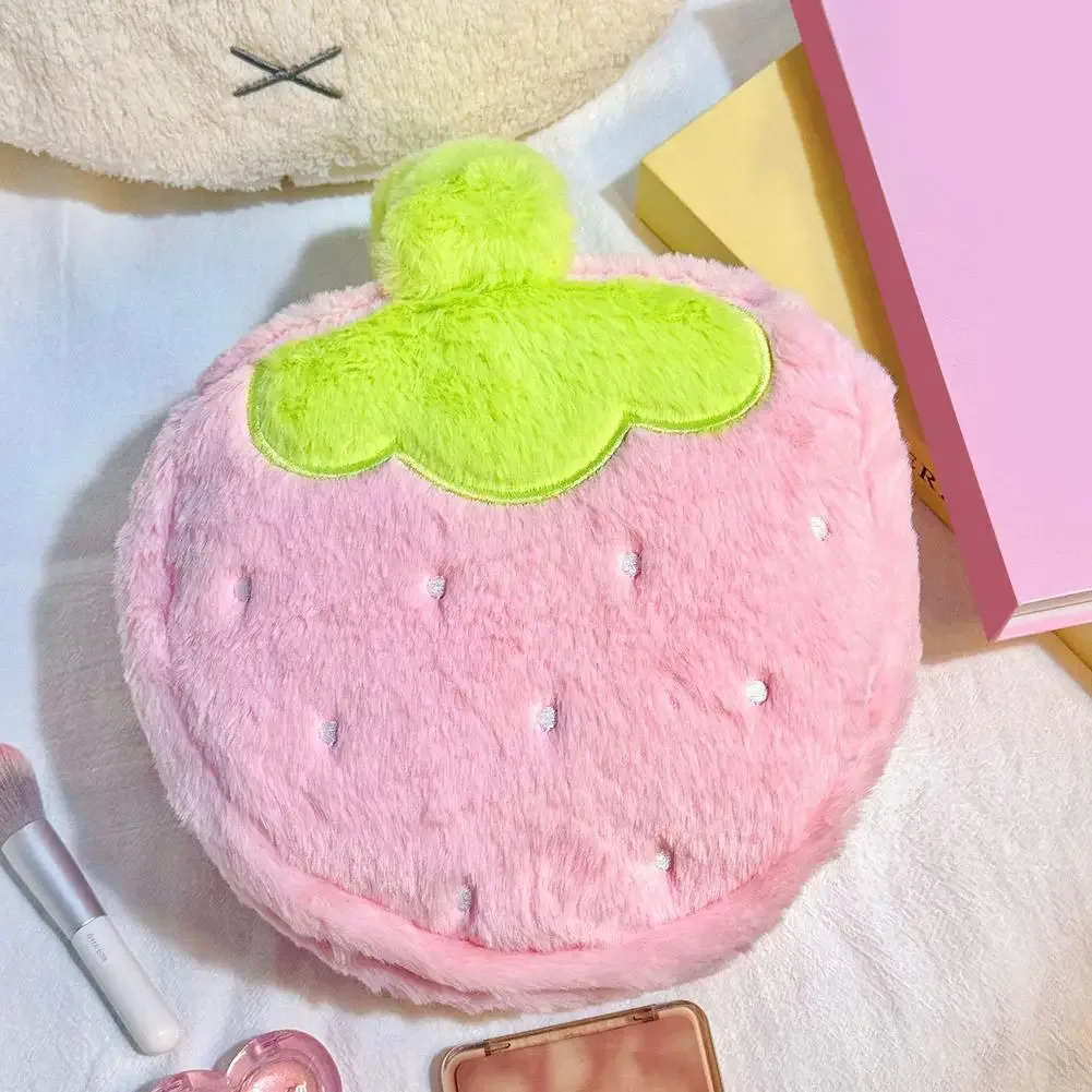 trousse de maquillage en peluche fraise mignonne grande capacité, trousse de voyage cosmétique avec poignée, organisateur de pinceaux pour filles