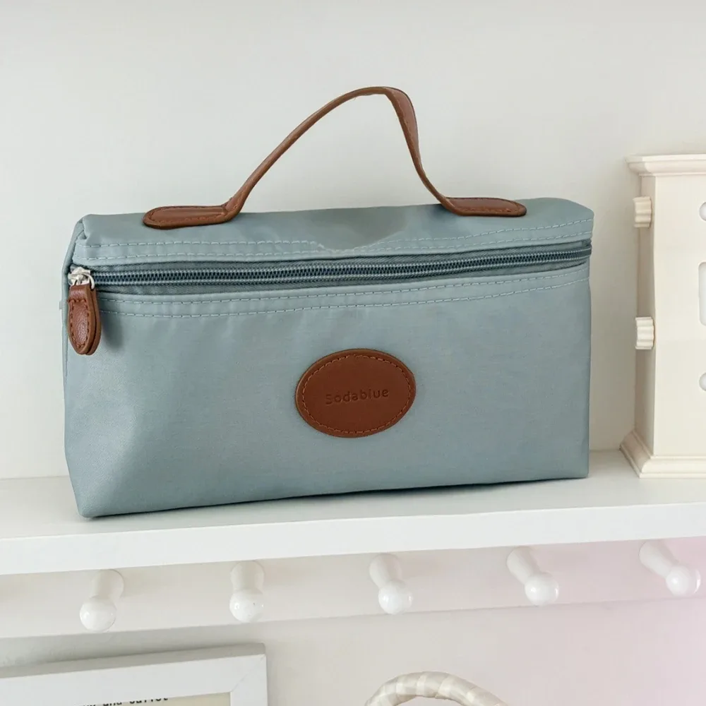 nouvelle trousse de toilette en nylon avec étiquette en cuir, légère et portable, organiseur de maquillage de voyage tendance pour femmes et hommes